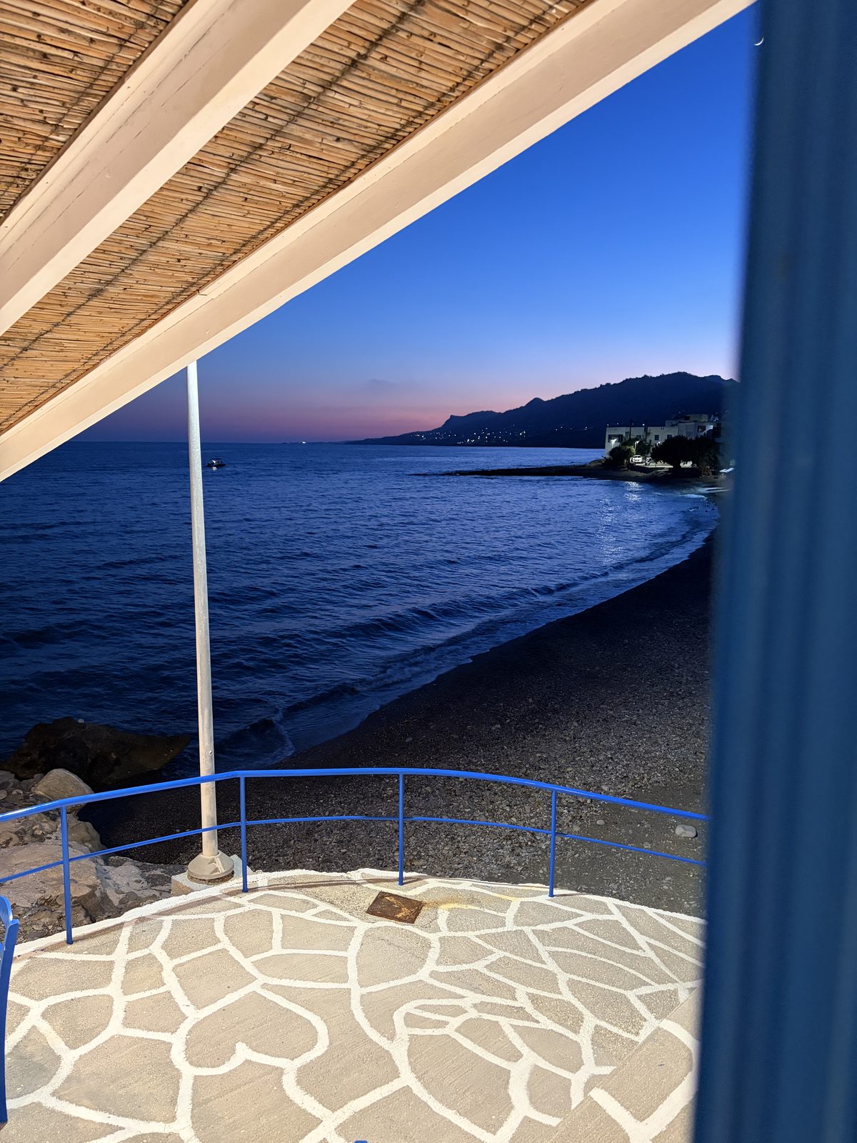 Ηλιοβασίλεμα και η παραλία από τη βεράντα της ταβέρνας
